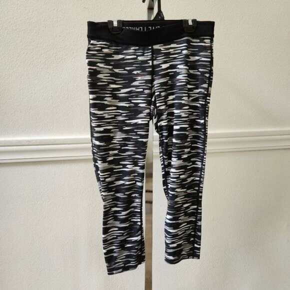 Nike Dri-fit  Pro Camo Capri Length Leggings Size Medium - Picture 4 of 13